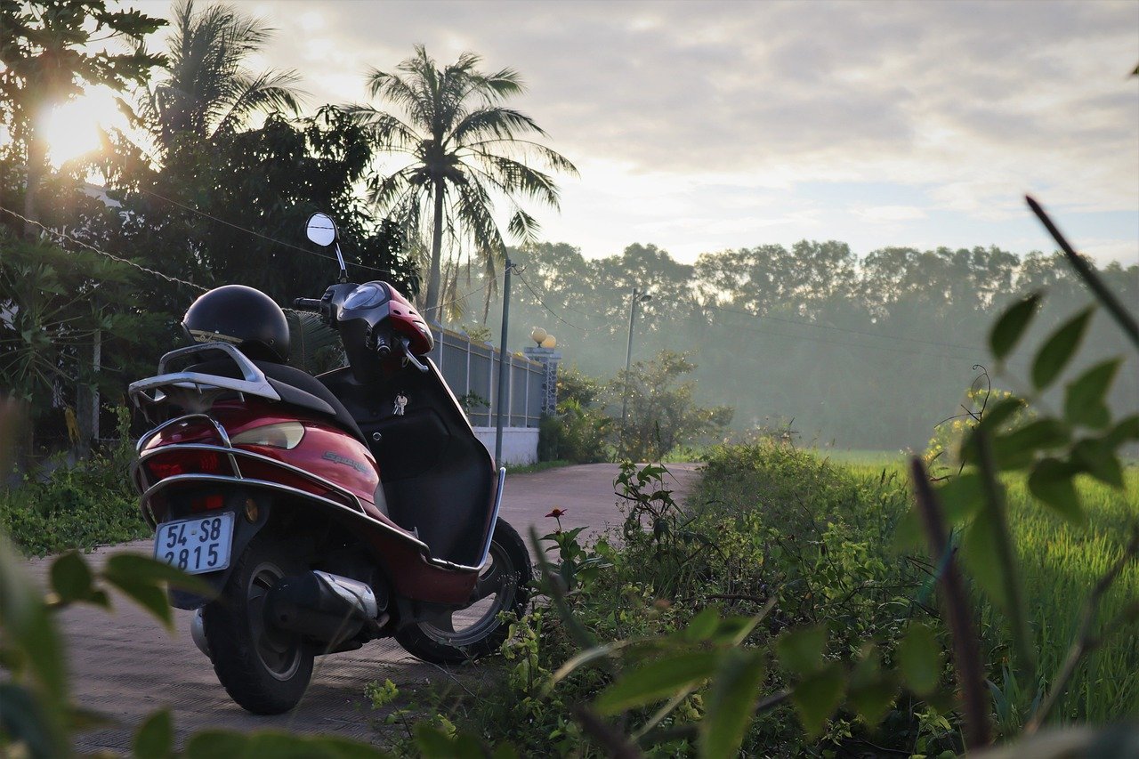 Scooter en una carretera del Eje Cafetero al atardecer